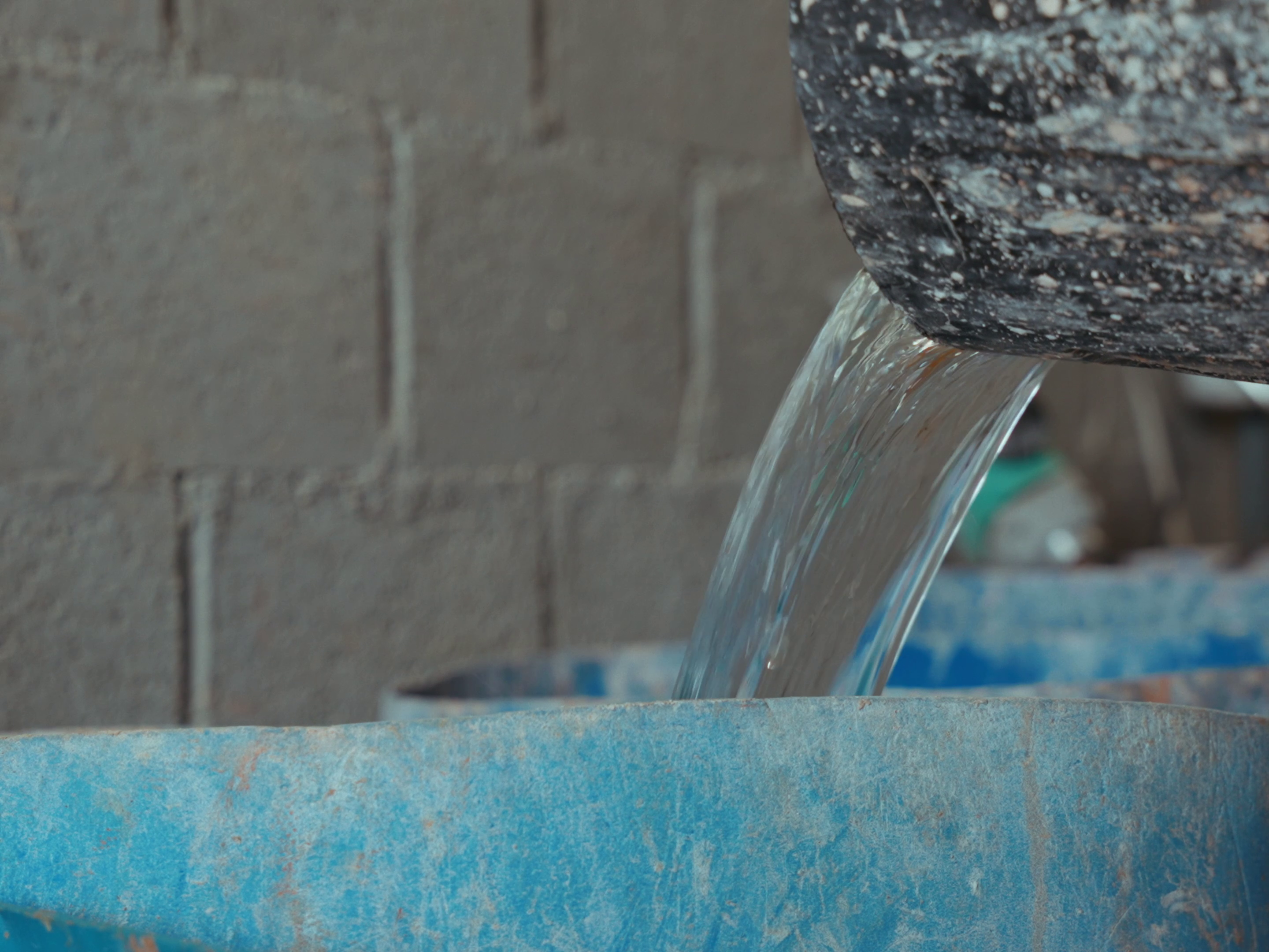Natural binder being poured onto the sieved date powder for mixing.