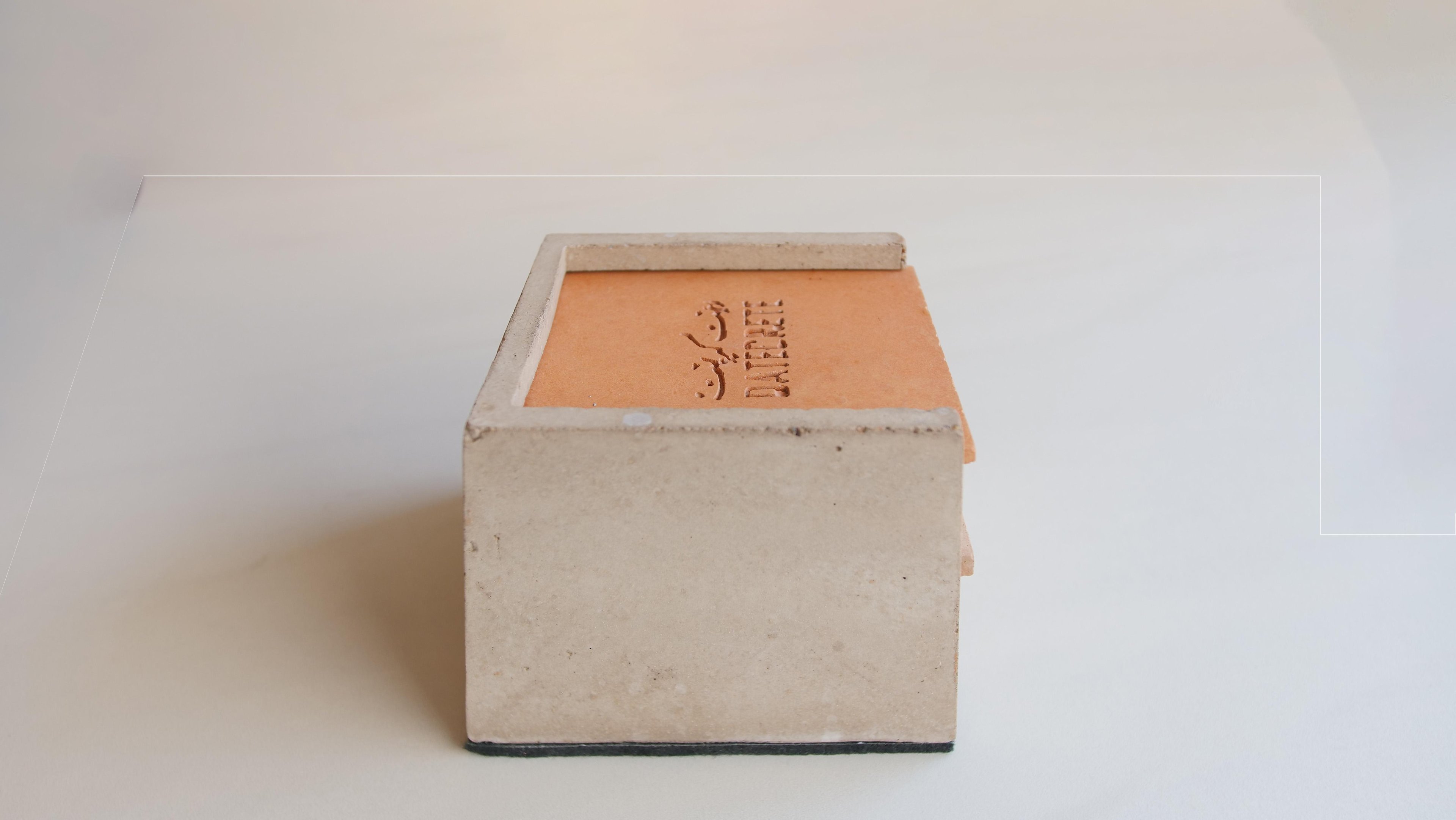 Side view of the Datecrete sample box.
